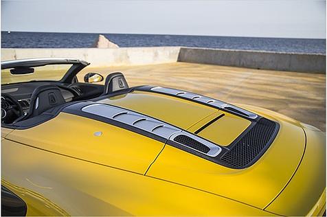 Die gläserne Motorabdeckung des Coupés hat der Spyder nicht. Sieht so aber auch "annehmbar" aus