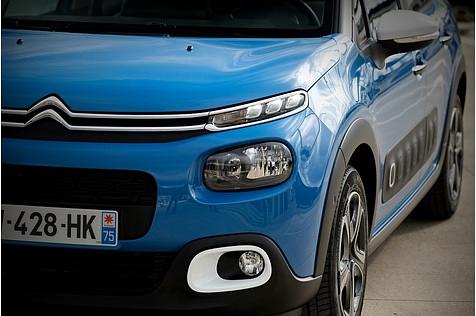 Licht auf drei Ebenen beim Citroen C3 PureTech 82: oben Tagfahricht, in der Mitte die Scheinwerfer und unten die Nebelleuchten