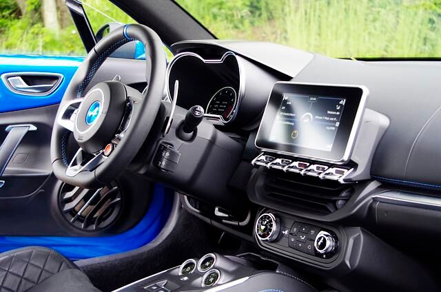 Das Cockpit der modernen Alpine präsentiert sich recht reduziert