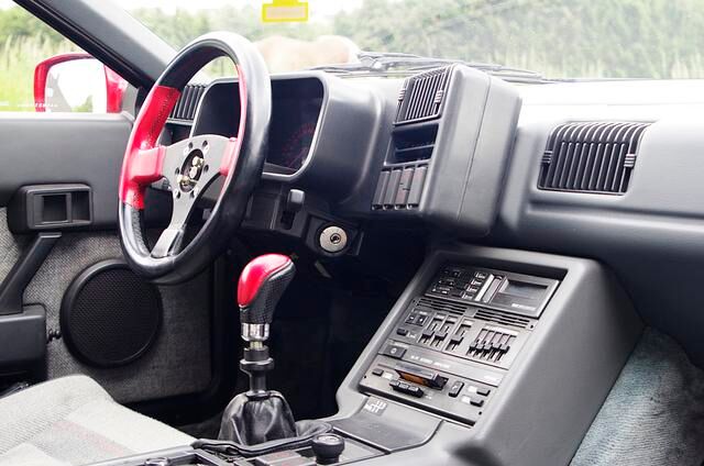 Auch das Cockpit des V6 GT ist mehr Arbeitsplatz als Wohnzimmer
