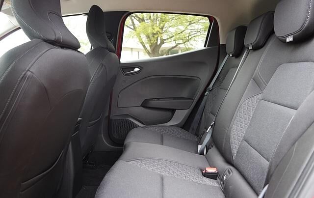 Im Fond des Clio können auch zwei Erwachsene halbwegs kommod sitzen