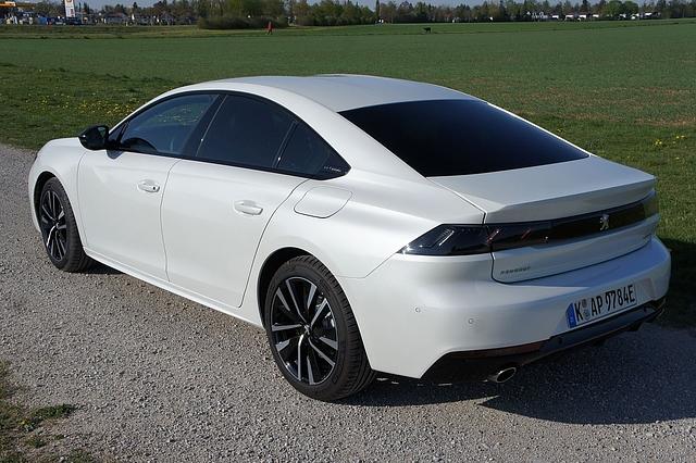 Die PHEV-Limousine kostet mindestens 50.500 Euro