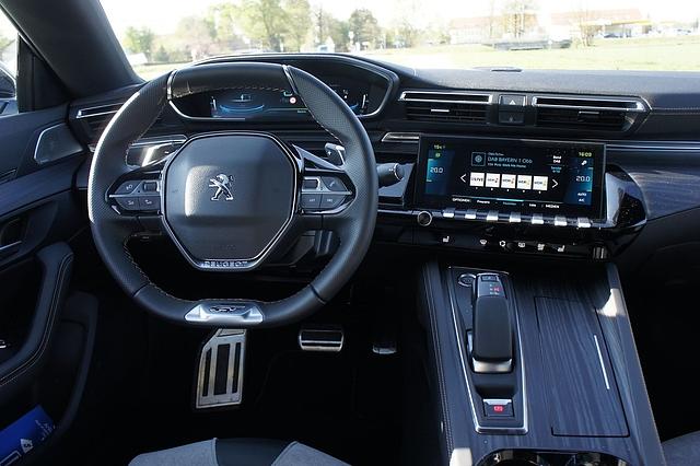 Vom Blickwinkel des Fahrers aus gesehen, liegt das virtuelle Cockpit über dem Lenkradkranz