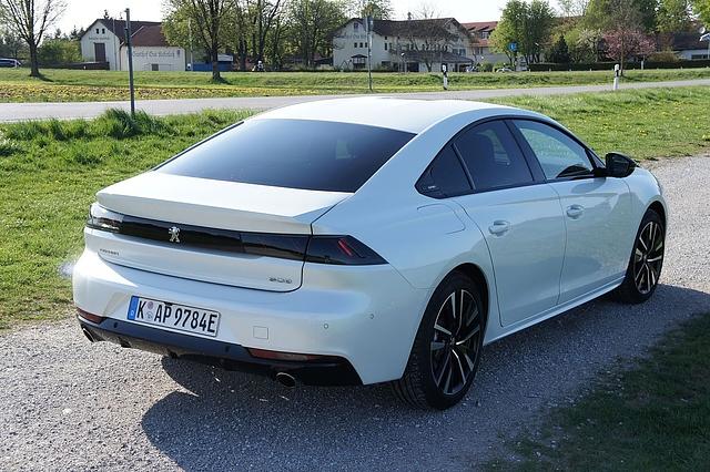 Die Achtgangautomatik passt gut zum Peugeot 508 GT PHEV