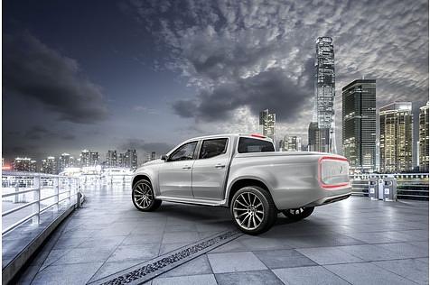 Die Vierzylinder-Diesel kommen von Renault/Nissan. Alternativ mit zuschaltbaren Allradantrieb oder reinen Hinterradantrieb.