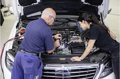 Feinjustierung am offenen Motor.