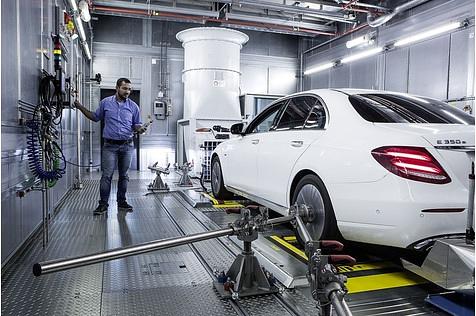 Neueste Motoren und neueste Fahrzeuge werden getestet.