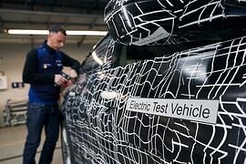 Hier wird der elektrische BMW i4 getarnt - Gezielte Fehlinformationen