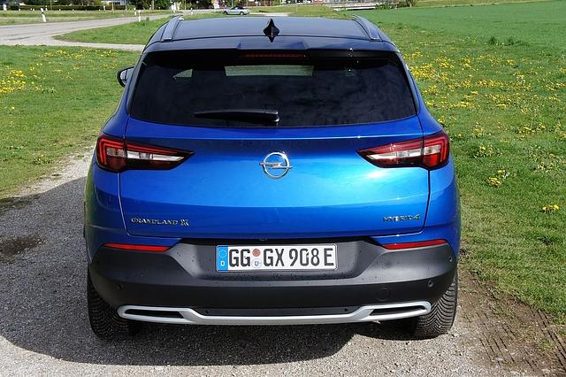 Unauffälliges Heck: Nur der Hybrid-Schriftzug weist auf die 221 kW / 300 PS Systemleistung hin
