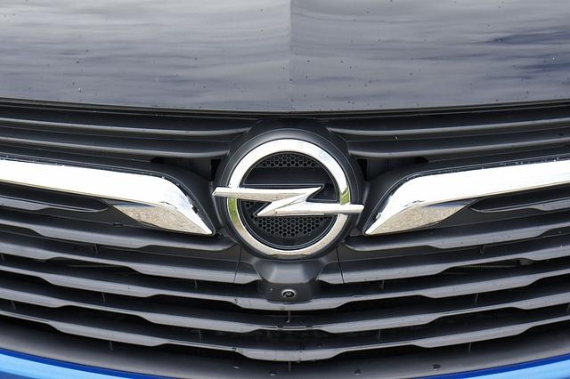 Der Opel Grandland X Hybrid4 kostet mindestens 51.165 Euro