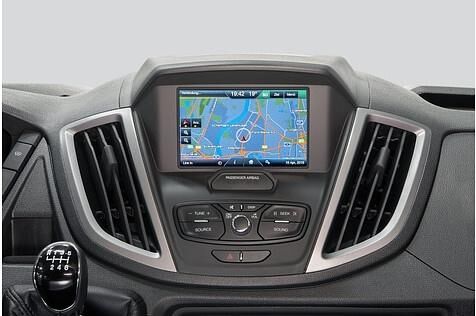 Beim Ford Transit sind einige neue Assistenzsysteme erhältlich: Seitenwindassistent, Notbrems-Assistent inklusive Fußgängererkennung und eine Verkehrszeichenerkennung