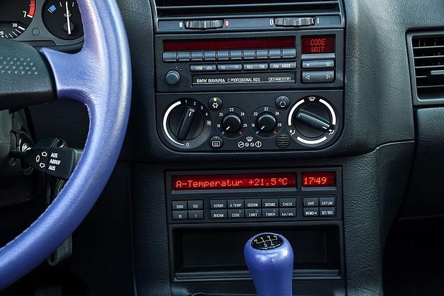 Ein Kassettenradio und ein Bordcomputer sind auch verbaut
