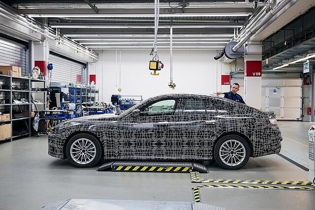 Auch der neue BMW i4 wird mit Fahrerassistenz Stufe 3 und 5G-Netz kommen