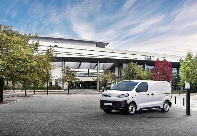 Die Batterie lässt sich mit bis zu 100 kW Gleichstrom laden
