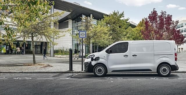 An einer 100 kW-Schnellladestation, ist 50 kWh-Batterie in 30 Minuten und die 75 kWh-Akkus in nur 45 Minuten bis zu 80 Prozent wieder gefüllt