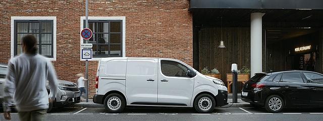 Der E-Motor des Citroën ë-Jumpy leistet 100 kW / 130 PS