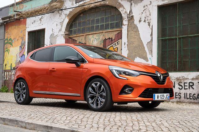 Grundsätzlich hat der Renault Clio vier Einstiegstüren, doch optisch wirkt der Franzose fast wie ein Dreitürer