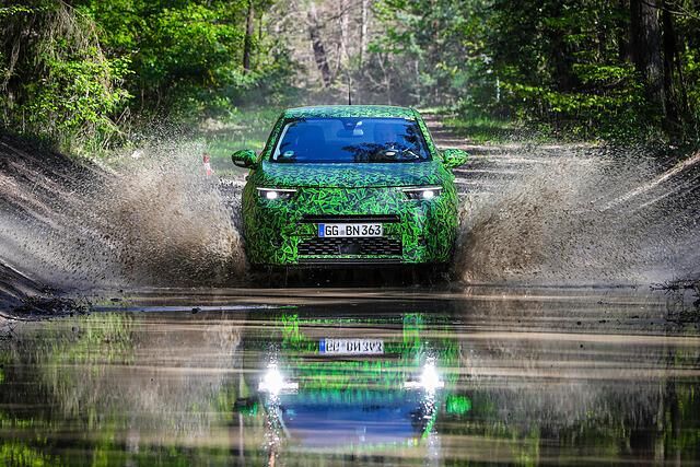 Die noch getarnten Fahrzeuge deuten an, dass der Neue einerseits bulliger (Front) und andererseits coupéhafter (Heck) als der bisherige Mokka vorfährt