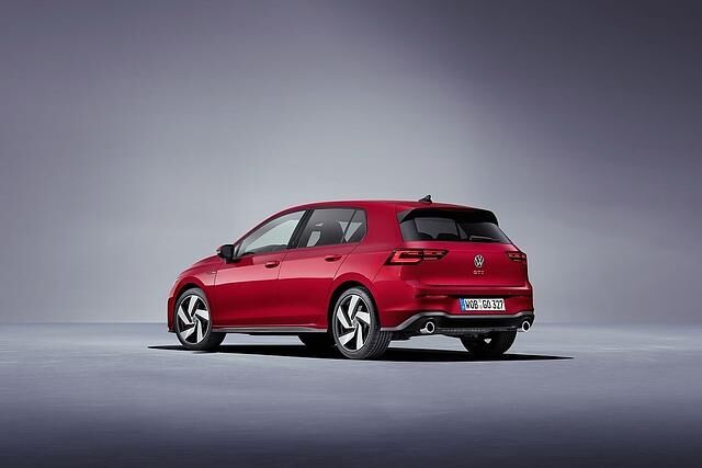 Über den Preis des VW Golf 8 GTI schweigen sich die Wolfsburger noch aus, er dürfte aber im Bereich des aktuellen Performance Modells liegen