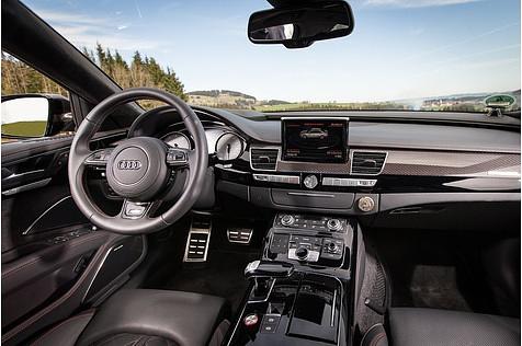 Das etwas angestaubte Cockpit des Abt Audi S8 Plus