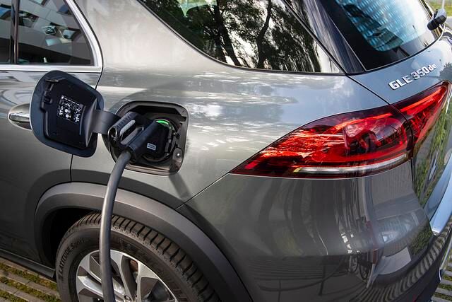 Auf der linken Seite hat der GLE 350 de eine große Klappe mit den Anschlüssen für Ladekabel