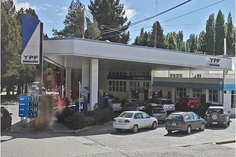 Die einzige Tankstelle in El Calafate ist stets gut besucht. Trotz der, für Argentinier, recht hohen Spritpreise.
