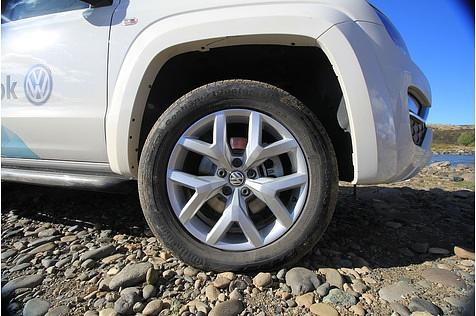 Haben einiges zu bewältigen: die 19 Zöller des Amarok.