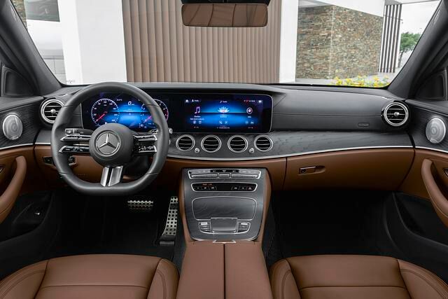Heutige Lenkräder sind ergonomisch stark ausgeformt, statt physischer Schalter werden berührungsempfindliche Oberflächen eingesetzt. Hier das Cockpit der neuen Mercedes E-Klasse