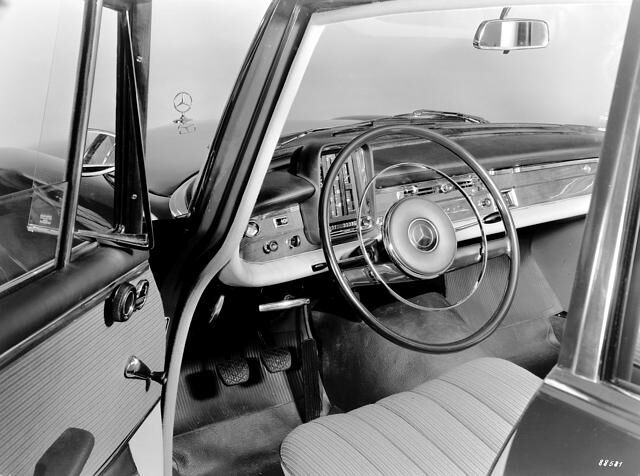 In den 50er-Jahren waren Lenkstockhebel und Hupenring typische Merkmale moderner Lenkräder. Hier das Cockpit der Baureihe W 111 von Mercedes