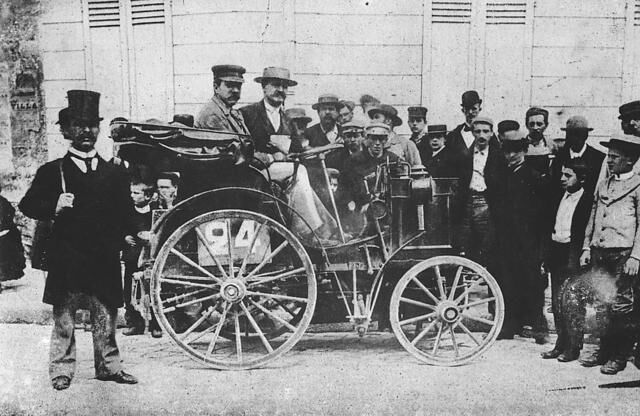 Die Erfindung des Lenkrads wird dem Franzosen Alfred Vacheron zugeschrieben. Vacheron setzte das Lenkrad 1894 erstmalig bei einer Automobilwettfahrt ein