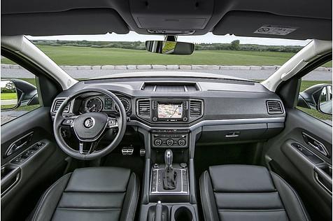 Viel Plastik aber dennoch gemütlich: Das Cockpit des VW Amarok.