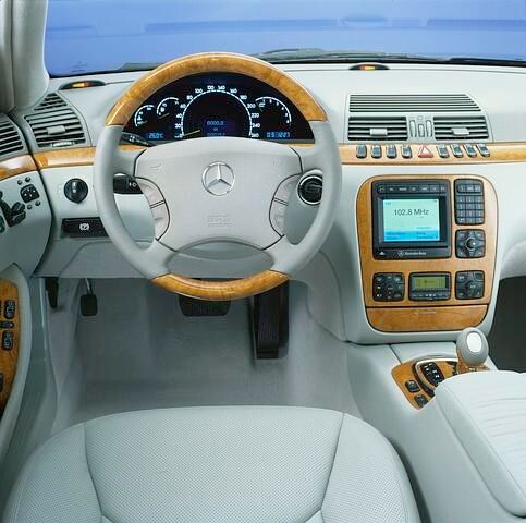 In den 90er-Jahren fand der Airbag große Verbreitung im Autobau, der im Lenkrad integriert wurde. Außerdem kamen die ersten Multifunktionslenkräder auf. Hier das Cockpit der ab 1998 gebauten...
