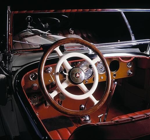 Bei den ganz frühen Automobilen waren Lenkräder noch senkrecht angeordnet, schon bald wurden sie jedoch wagerecht ins Cockpit intgegriert. Wie hier im Mercedes Typ 680 Modell S aus dem Jahr 1927