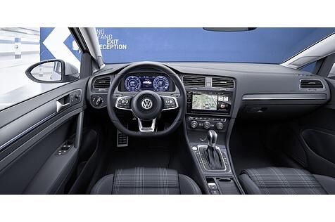 Das Cockpit des neuen VW Golf GTE.
