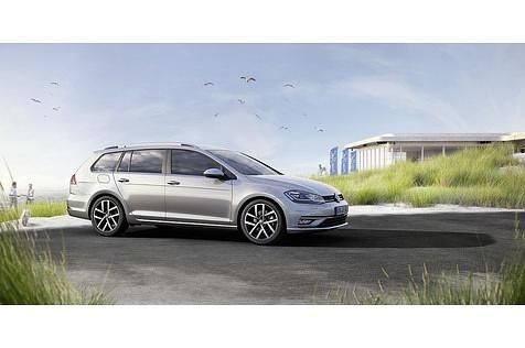Wie der Passat Variant, ist nun zudem auch der Golf Variant optional mit trapezförmigen Chromblenden erhältlich, die in den Diffusor integriert sind.