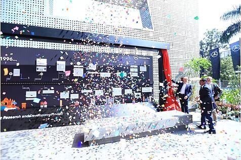 Seit 20 Jahren existiert der Standort Bangalore: Mercedes-Forschungs- und Entwicklungsvorstand Dr. Thomas Weber (rechts) ist nach Indien gekommen, um das zu feiern