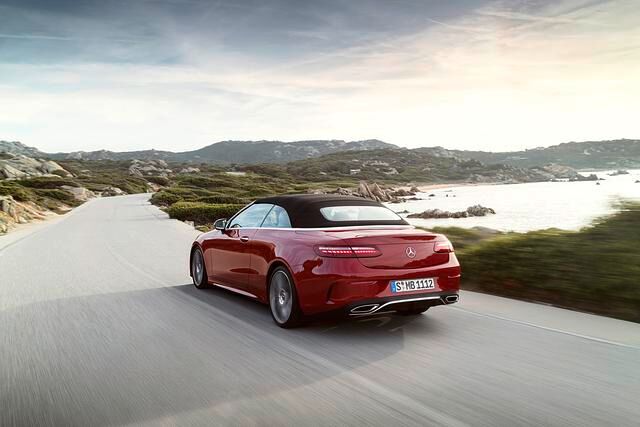 Wie bisher bietet das E-Klasse Cabriolet ein mehrmaliges Stoffdach. Neu sind hingegen die Leuchtgrafiken der Rückleuchten