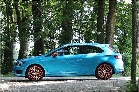 Das Performance-Paket Orange sorgt für viele Farbkleckse. Und für sehr große Brembo-Bremsen