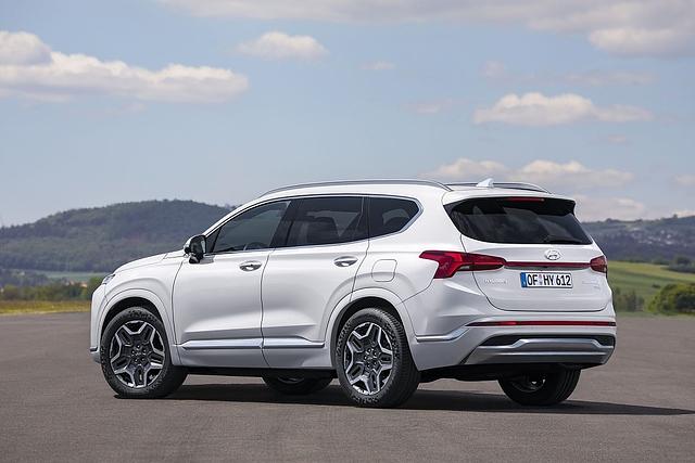 Die Diesel-Variante steht auf 20 Zoll Rädern, die Hybrid-Versionen nutzt 19 Zoll Reifen