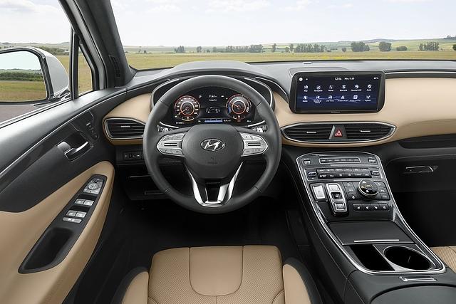 Beim Cockpit fällt auf, dass sich die meisten Bedienelemente auf die breite Mittelkonsole konzentrieren