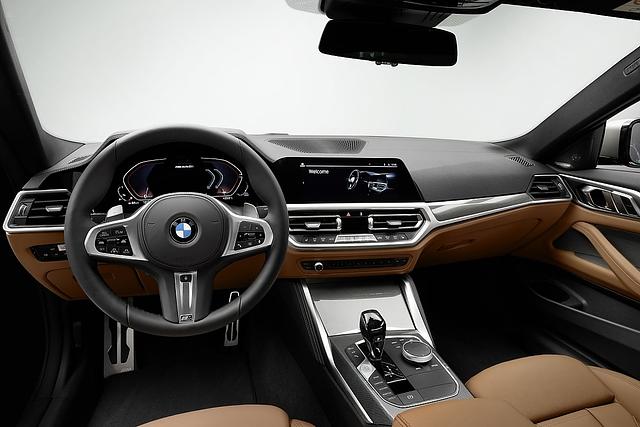 Das Cockpit ist zum Fahrer geneigt