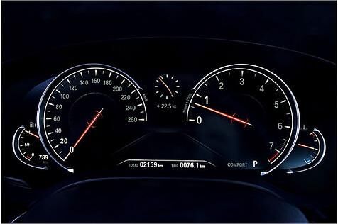 Etwas seltsam: Anders als bei der Konkurrenz (E-Klasse, Panamera) sind die Instrumente nicht frei konfigurierbar