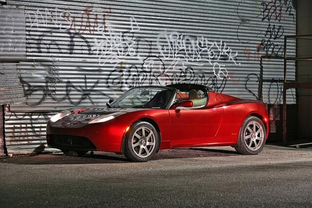 Der Tesla Roadster war der erste Elektro-Sportwagen, der in Serie gebaut wurde. Immerhin gut 2.450 Exemplare wurde in viereinhalb Jahren produziert