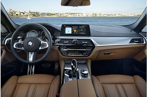 Das Cockpit des BMW 540i.