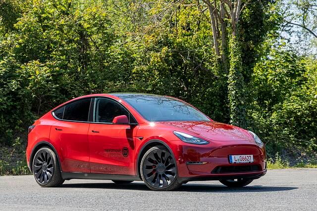 Bei zwei Motoren mit zusammen angeblich 450 PS – nix genaues verrät Tesla wie üblich nicht - ist es egal, ob das Auto jetzt ein, zwei Zentner mehr oder weniger wiegt und man sucht sich besser ein...