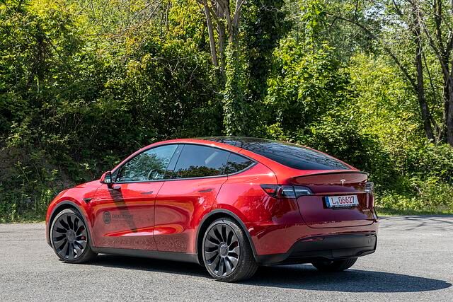 Wie in den stattlichen Kofferraum die versprochene dritte Sitzreihe passen soll, das bleibt ein Geheimnis von Elon Musk