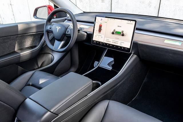 Statt Schalter, Knöpfen und kleinen Displays gibt es im Y einen riesigen Touchscreen, der wie ein XXL-Tablet über der Mittelkonsole zu schweben scheint
