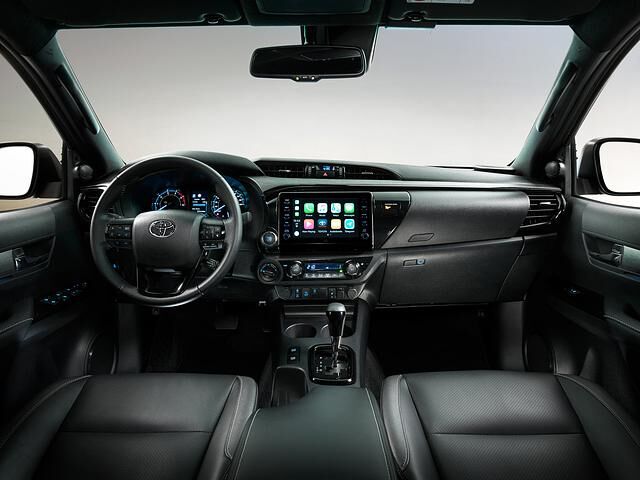 Im Innenraum bietet der geliftete Hilux ein moderners Kombiiinstrument sowie ein neues Infotainmentsystem