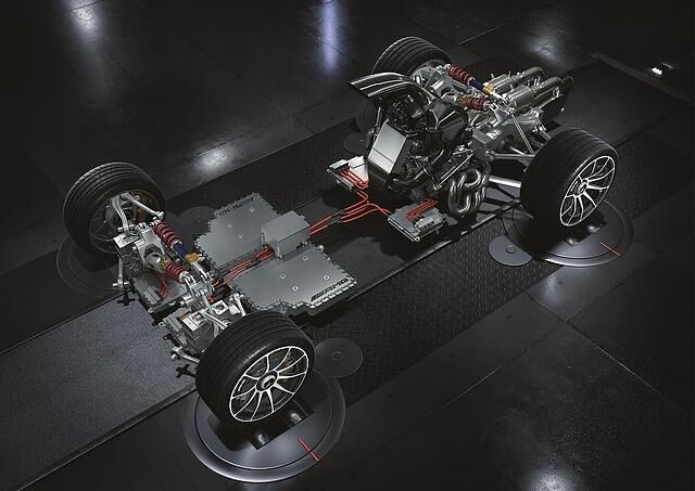 Der Antriebsstrang des Mercedes AMG Project One. Die drei Elektromotoren und der V6 Verbrenner schaffen rund 1.054 PS