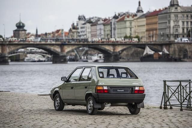 Weltpremiere für den Skoda Favorit in Brünn. Damit erfolgt nach drei Jahrzehnten die Rückkehr zum Frontmotor